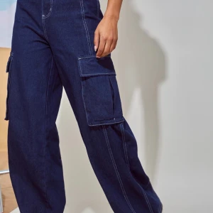 baggy jeans - jättecoolq baggy blå byxor med stora fickor och väldigt sköna. tyvärr för stora för mig dock😜:/