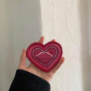 Hjärtformat smyckesfat - Ett super gulligt hjärtformat smyckesfat som har gjorts av mig. Olika färger av rosa med en mun på. 