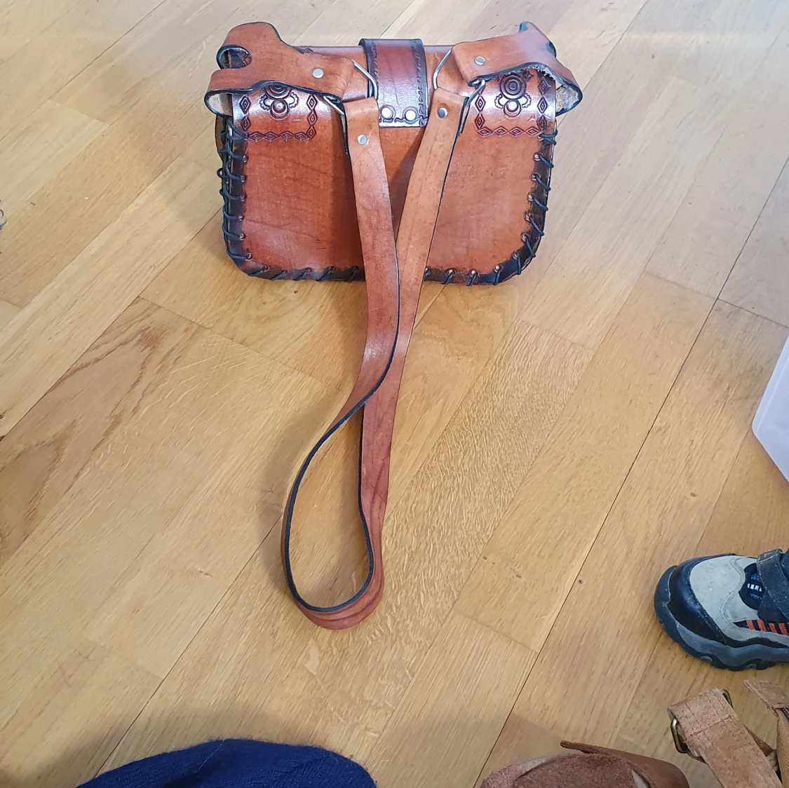 60& 70 tal Vtg handtooled cross bag - 90