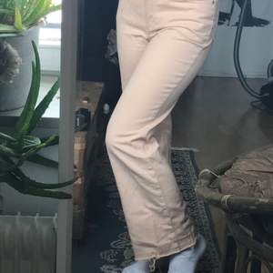 Ett par peach-rosa jeans som är lite utsvängda, dem är också slitna nertill🌸 dom är i storlek 40 men passar även som 38