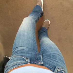 Bootcut - Lågmidjade bootcut från crocker strl 25/31 motsvarar xxs/liten xs. Passar mig i längden 160. På sista bilden syns egenklippta hål som de har nu. 🌟 Fint skick och sitter jättesnyggt!