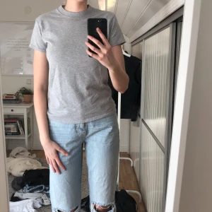 Brandy Melville t-shirt  - Aldrig använd! T-shirt i tjockare material. Onesize men skulle säga S/M. 120kr ink frakt🤍🤍