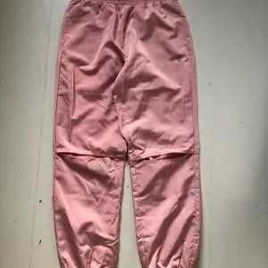 Coola byxor från märket Juicy Couture. ”Lufthål” på knäna, rosa och supersköna. Märke på rumpan. 