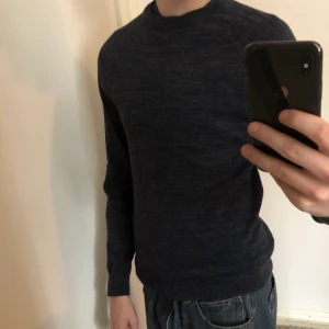 Blå H&M sweatshirt  - En blå nästan oanvänd sweatshirt/kofta. Är XS men passar S. 