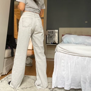Zara Jeans - Populära Slutsålda Zara Jeans i Ljusgrå tvätt. Strl 38. Buda privat! ❤️ stadsbud 200. Höj minst 20kr när du budar. 