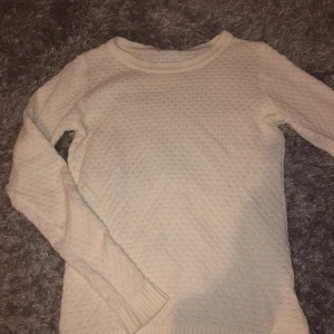 Stickad tröja  - Vit stickad tröja, helt oanvänd 