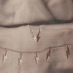 Blixt halsband och blixt örhängen✨ - Blixt halsband och blixt örhängen✨.                                  Båda: 100kr                                                                             Eller                                                                            halsband: 69kr                                                          örhängen: 39kr