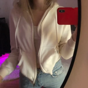 Vit Kofta - Super fin kofta från Hm. Sparsamt använd och i jätte fint skick, passar perfekt till sommaren med en kjol! 💞💞⚡️