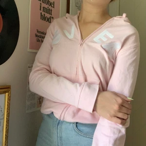 Rosa sweater - rosa sweater från svea som är i gott skick! jätte fin rosa färg men den har en liten fläck, DM för mer frågor!
