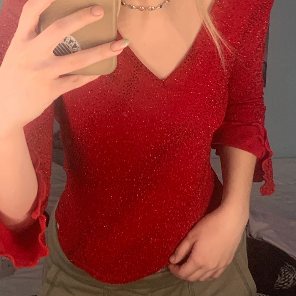 Glittrig röd tröja - Skjortor | Plick Second Hand