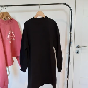 Sweatshirtsklänning - Jättefin klänning med ballongärmar som tyvärr är för liten för mig som är 175 cm lång 😊 Kostar 100 kr + frakt