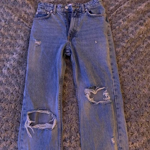 Zara jeans - Säljer mina super fina raka jeans från zara. Endast använda 1 gång då dem satt för tajt vid midjan. Storlek 34. Köpte dem för 400 men säljer för 300 då dem bara användts 1 gång. Om den är många intresserade blir de bud!☺️
