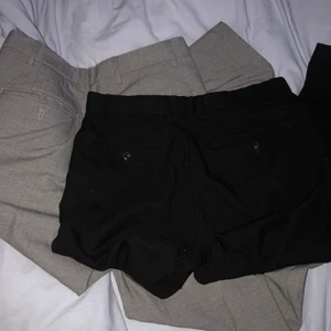 Kostymbyxor Zara - 2 stycke kostymbyxor från Zara, gråa och svart. 80kr/st eller ta båda för 150kr, frakt tillkommer. Kan mötas på Söder. Strl 38. Bakfickorna saknar knappar på de grå annars bra kvalite.