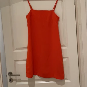 Klänning från H&M - Superfin klänning från H&M i storlek 36, aldrig använd.