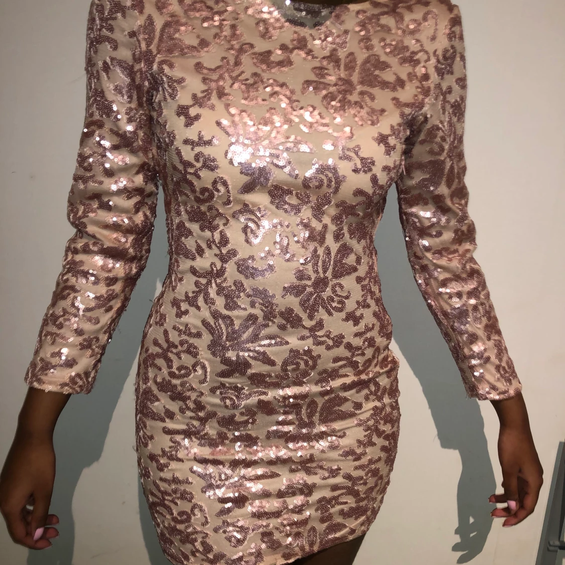 Rosa festklänning med mönster