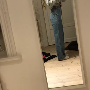 Raka ljusblå jeans  - Säljer mina ljusblå wide jeans som är i st 34, men skulle mer säga att det är som 36. Dom är inte använda mycket då dom är för stora för mig så dom är som nya. Säljer för 99kr eller högsta bud🤗 köpare står för frakt 