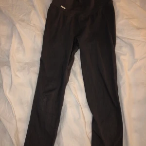 aimn träningsbyxor - skitsnygga stengrå träningsbyxor från aimn💕 säljer då de är för små för mig