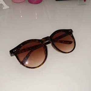 Solglasögon - Aldrig använt dessa, vill vara bli av med dem 💓