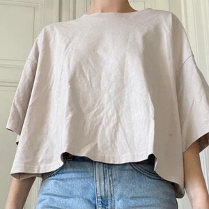 Niall Horan tröja  - En tröja från & Other Stories med ett eget gjort print av Niall Horan på baksidan. Den har aldrig blivit använd och är i bra kvalitet! Katt och hund finns i hem. Frakt tillkommer!☺️