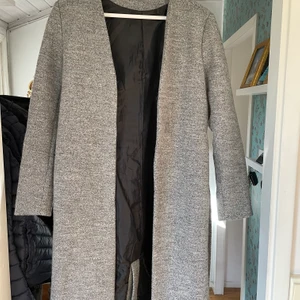 Kappa - Super fin grå kappa från na-kd stl s. Använt fåtal gånger. Hel och ren.