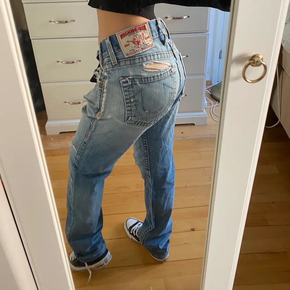 baggy lågmidjade jeans från True Religion med massa slitningar. fixade för att passa på bilderna, midja: 92cm & innerben: 84cm. går att sy in såklart 😚 buda i kommentarerna💕💕💕. Jeans & Byxor.