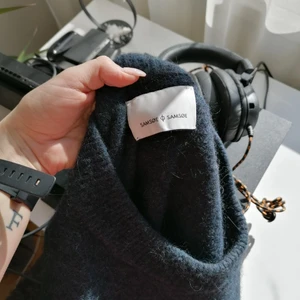 Stickad från samsoe  - Säljer min stickade tröja från samsoe samsoe! Den är väl använd men i bra skick och kan antagligen hålla i många år till! Fin blå färg som passar till allt 🤍
