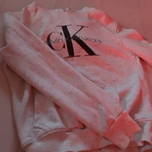 Ck hoodie  - Trycket är lite slitet men man tänker inte på det. Den röd är män, men blir bara lite oversized för kvinnor. Väldigt skön. 