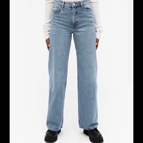 Fina jeans i modellen Yoki, som tyvärr va lite för små. (Endast testade så i väldigt fint skick) Har vanligt vis storlek 38 och de sitter lite tight. Ordinarie pris:400❤️. Jeans & Byxor.