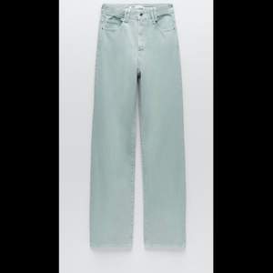 Helt nya och oanvända jeans från zara. Storlek 42. Prislapp finns kvar och köptes för399kr säljer för 150kr. Byxorna är gröna. 