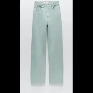 Helt nya och oanvända jeans från zara. Storlek 42. Prislapp finns kvar och köptes för399kr säljer för 150kr. Byxorna är gröna. 