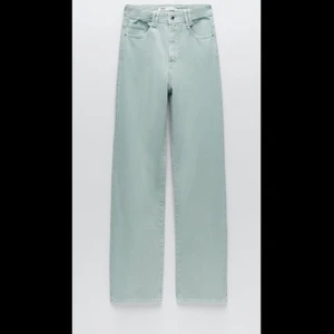 Zara jeans - Helt nya och oanvända jeans från zara. Storlek 42. Prislapp finns kvar och köptes för399kr säljer för 150kr. Byxorna är gröna. 