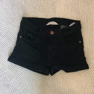 Ett par svarta shorts, lagom använda, storlek 146, 10-11y. Från HM, pris kan diskuteras!☺️