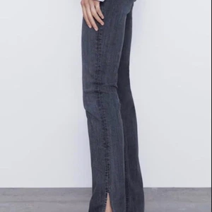 ZARA JEANS MED SLIT - Skinny Jeans Split. Gråa i stl 40. Säljes pga för stora. Använda ett fåtal gånger och är i bra skick! 150🤍