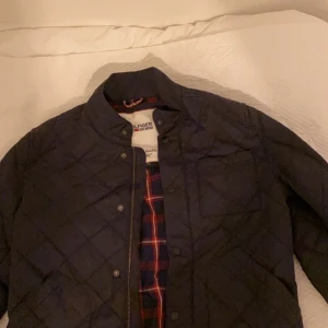 Tommy Hilfiger jacka - Säljer min Tommy Hilfiger jacka som endast är använd ett fåtal gånger.