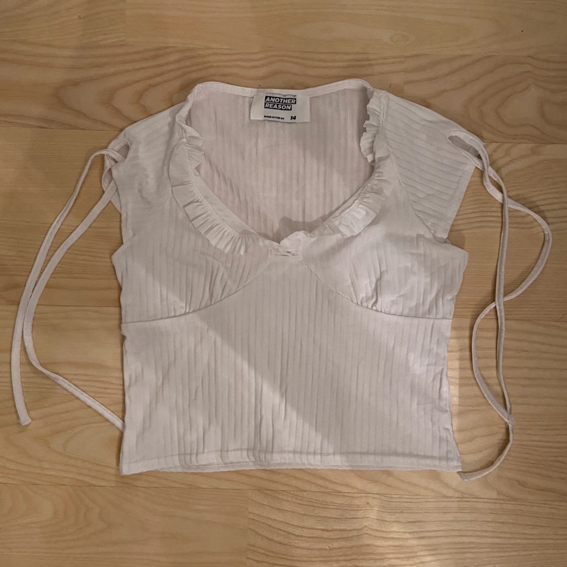 Vit topp med knytning i ärmarna