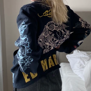 Ed Hardy - *INTRESSEKOLL* super cool Ed Hardy zip!! Sitter som en herr M och dam L, står S i nacken dock. Modellen är 163 & har dam XS/S. Rätt gammal men ganska bra skick, endast ett litet hål som blivit snyggt lagat och som inte syns. Tar bud från 400kr, vill du ha fler bilder så är det bara att fråga!:)) frakt tillkommer!