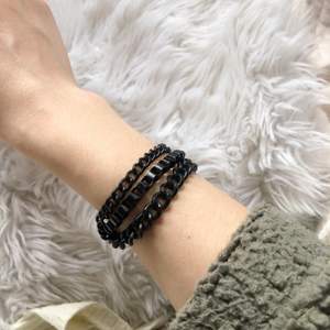 Litet svart armband med 3 olika kedjor, använd någon enstaka gång men annars i väldigt fint skick. 🌹💕👏🏻✨