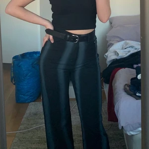 Jeans  - Helt nya jeans från ShopCider-svarta med blekta detaljer. Orginalpris $21. Passar 27/30. Köpare står för frakt! 