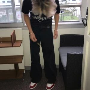 Byxor Wide - Vida byxor från zara osäker på modell och Size men passar mig bra och är 174 ni ser på bilden hur dom sitter mer frågor så skriv❤️