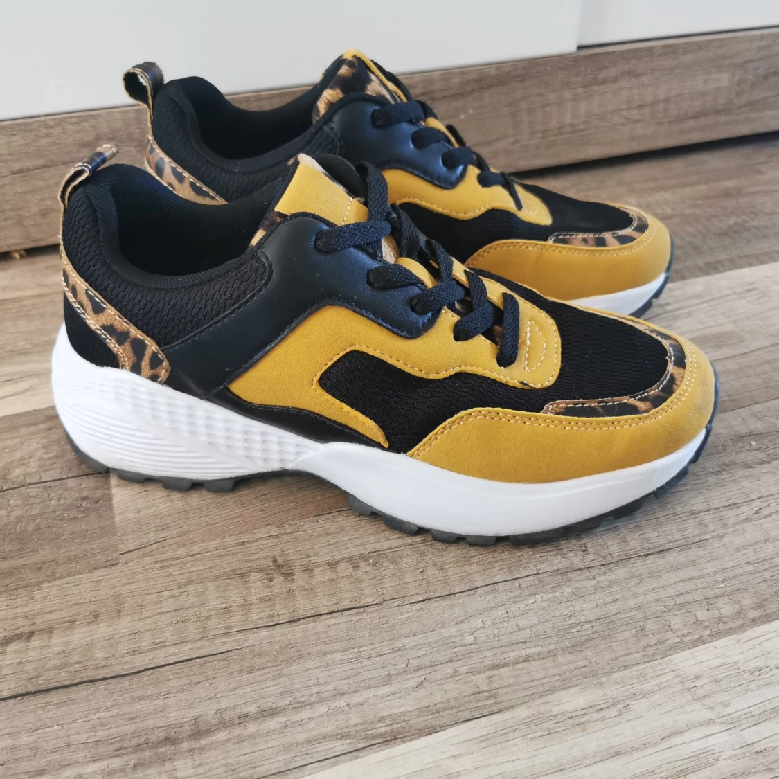 Sneakers gula/svarta/leopard Strl 38
