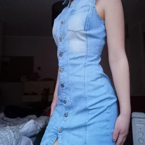 Jeansklänning storlek M från Freeman T Porter  - Jeansklänning från Freeman T Porter. Storlek M. Köpt för 979 kr och är helt oanvänd! Sitter tight men inte för tight mot kroppen och framhäver kroppsformer på ett superfint sätt😍