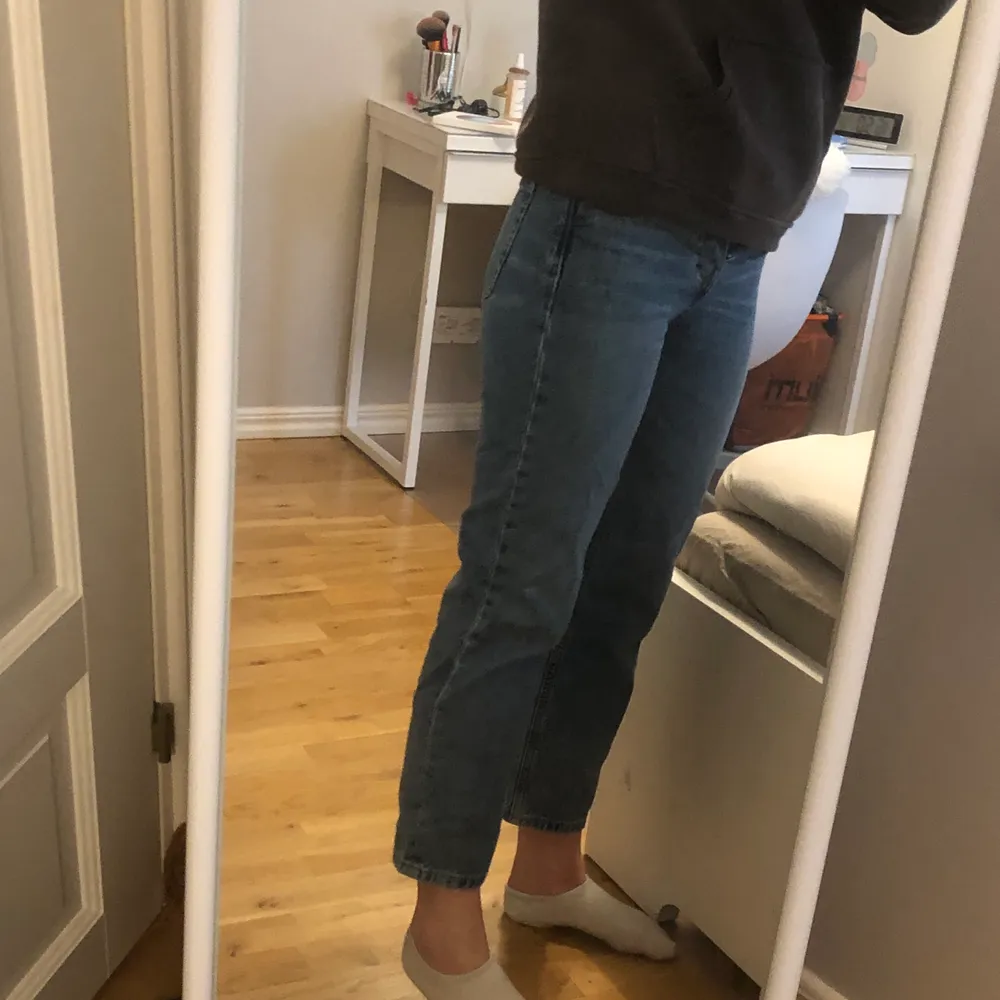 Fina jeans i storlek 36/S som är lite kortare. Jag är 165, säljer för 150 inkl frakt!. Jeans & Byxor.