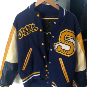 Collagejacka - Super fin collage jacka, okej bra skick. Inte riktigt säker på storleken men gissar på att det är en M💕