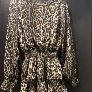 En klänning med leopardmönster, superfin men kommer inte till användning längre, säljer för 90kr + frakt 