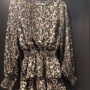 Leopardmönstrad klänning - En klänning med leopardmönster, superfin men kommer inte till användning längre, säljer för 90kr + frakt 