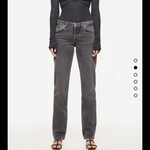Zara jeans  - Säljer dessa populära och slutsålda jeans från Zara!! De är gråa, långa och lågmidjade. Helt nya med prislapp kvar pga för stora för mig. Köparen står för frakten (66kr). Buda från 250 eller köp direkt 560 inkl frakt💕💖❗️Bud:490 kr❗️Avslutas på söndag