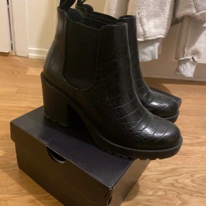 Skor från monki  - -