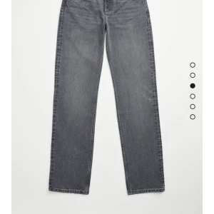Lågmidjade gråa jeans - Säljes då dem är för små :( Endast testade en gång, efter det har de bara legat i en låda. Slutsålda i alla storlekar hos Zara, jag skulle säga att de passar mer som en 36a/ mindre 38a. Bilderna 1-3 är INTE mina! Kontakta mig för fler bilder eller mer information! Buda i kommentarerna/privat! Köp direkt för 350