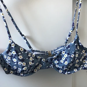 Bikini topp - Helt ny. Blommig bikinitopp från SHEIN . är i Storlek M men sitter som XS passar möjligen någon med B-C kupa ungefär☺️