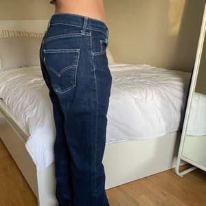 Har massvis med vintage levis jeans i profilen! Dessa är 501. Jag är 160 och som ni ser är de långa! Skicka dm för mått! 
